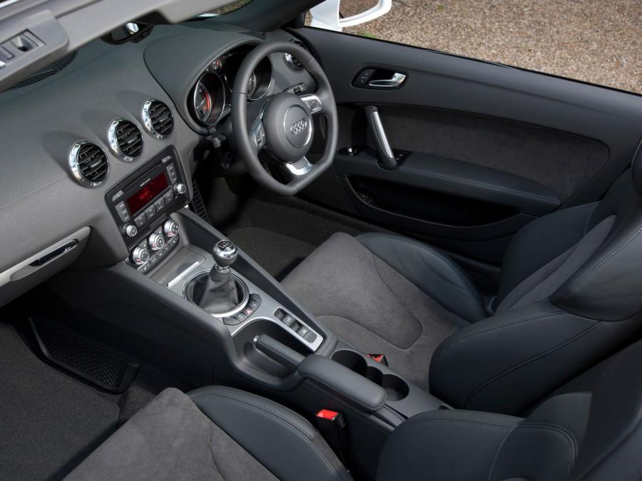 Интерьер Audi TT 1.8 TFSI Roadster (8J) 2010 года  (UK) (фото 3 из 7)